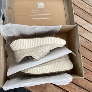 Dolce Vita Dolen Sneaker In Sandstone US 6 / Sandstone / Regular